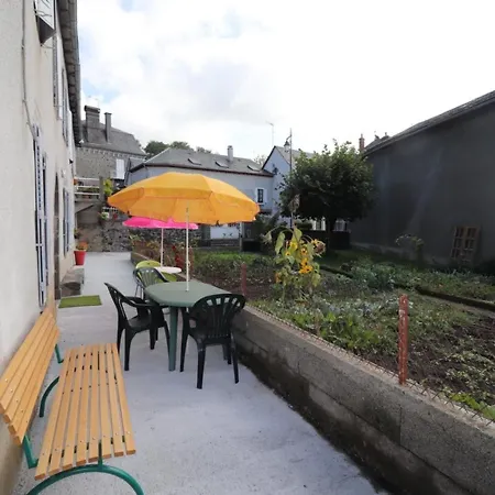 Holiday home Gite Chaleureux Avec Jardin, Proche De Salers, Activites Nature Et Sports D'hiver, Wi-fi Inclus - Fr-1-742-372